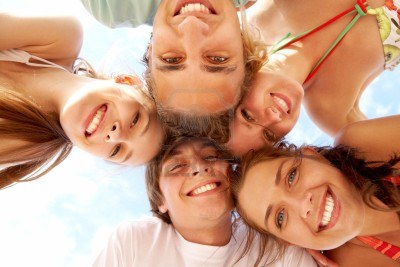 7284566-sotto-vista-di-gioiosa-ragazzi-guardando-la-fotocamera-con-sorrisi-in-vacanza