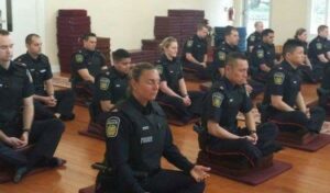 polizia canadese yoga